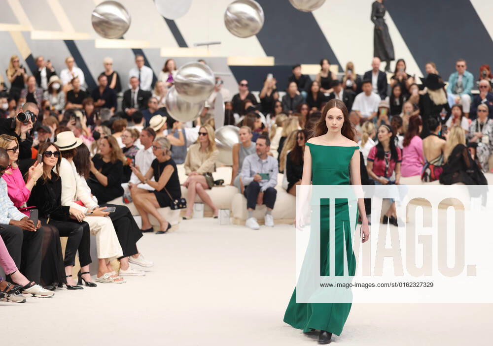 (220705) -- PARIS, July 5, 2022 -- A model presents a creation from the Fall Winter 2022-2023 Haute Couture collection of Chanel during the Paris Fashion Week in Paris, France, July 5, 2022. ) FRANCE-PARIS-FASHION WEEK-CHANEL-HAUTE COUTURE GaoxJing