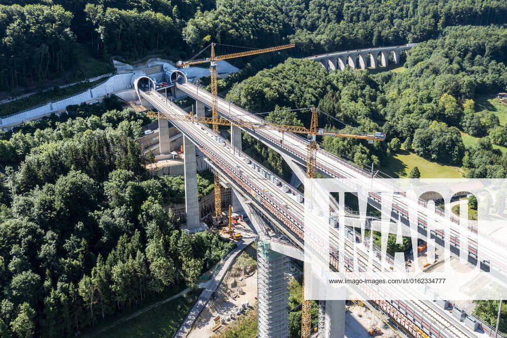 Eine der höchsten Eisenbahnbrücken in Deutschland ist fertig gebaut. Die rund 500 Meter lange Filstalbrücke ist Teil der künftigen Hochgeschwindigkeitsstrecke Stuttgart - Ulm. Die 85 Meter hohe Brücke ist nach Bahnangaben die dritthöchste Eisenbahnbrücke in Deutschland. Im Dezember 2022 rollen hier die ersten Züge. Links das Portal zum 4847 Meter langen Steinbühltunnel hinauf auf die Schwäbische Alb. Darunter der Albaufstieg im Zuge der Autobahn A8 mit der markanten Malakoffbrücke. 05.07.2022: Deutschland, Baden-Württemberg, Mühlhausen im Täle.