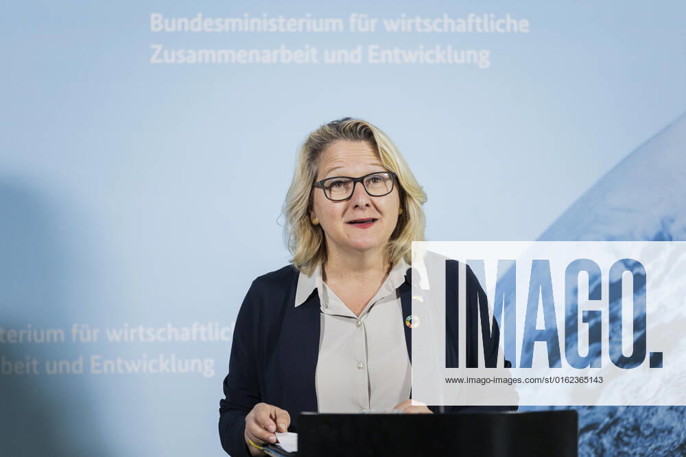 Svenja Schulze (SPD), Bundesministerin fuer wirtschaftliche Zusammenarbeit und Entwicklung, aufgenommen waehrend einer Pressekonferenz vor einer Konferenz zum Austausch mit Kommunen ueber die Situation in der Ukraine, Berlin, 06.07.2022. Berlin Germany