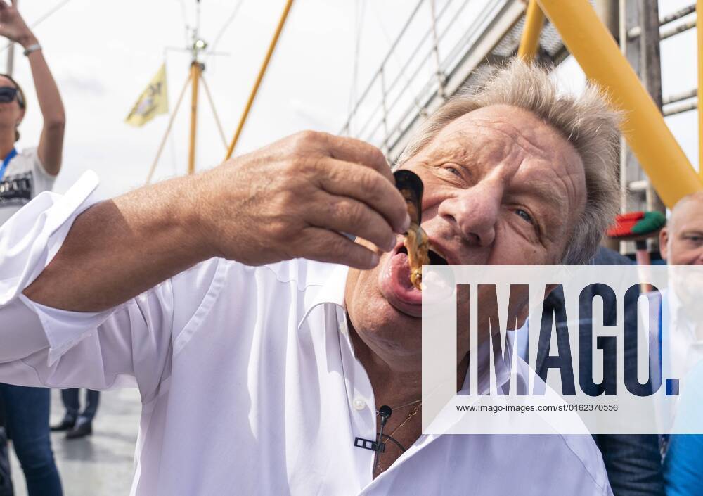 KW27 2022-07-06 11:44:04 YERSEKE - Mussels are fished on the Oosterschelde during the season start of the Zeeland bottom culture mussels. Jan Boskamp receives the first basket. ANP JEROEN JUMELET netherlands out - belgium out