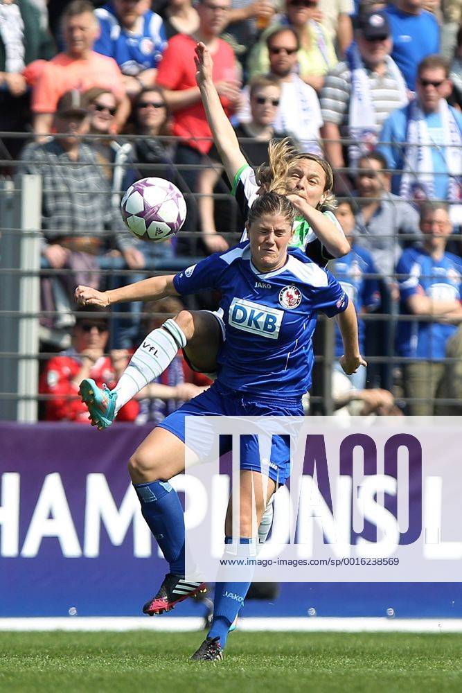 Fussball, Frauen Champions-League, 1. FFC Turbine Potsdam - VfL Wolfsburg, v.li.: Maren Mjelde (1. FFC Turbine Potsdam) im Zweikampf, Duell, duel, tackle mit Martina Müller (VfL Wolfsburg)