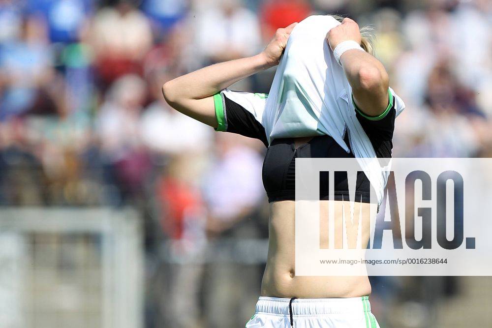 Fussball, Frauen Champions-League, 1. FFC Turbine Potsdam - VfL Wolfsburg, v.li.: Alexandra Popp (VfL Wolfsburg) enttäuscht schauend, Enttäuschung, disappointed