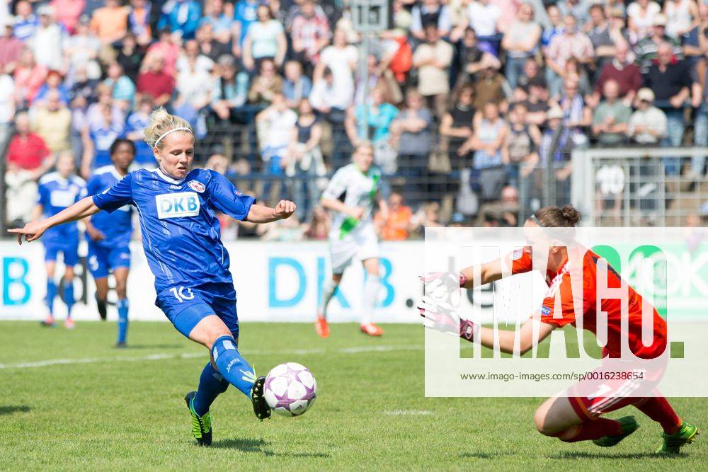 Fussball, Frauen Champions-League, 1. FFC Turbine Potsdam - VfL Wolfsburg, v.li.: Torversuch von Julia Simic (1.FFC Turbine Potsdam),Almuth Schult (VfL Wolfsburg)