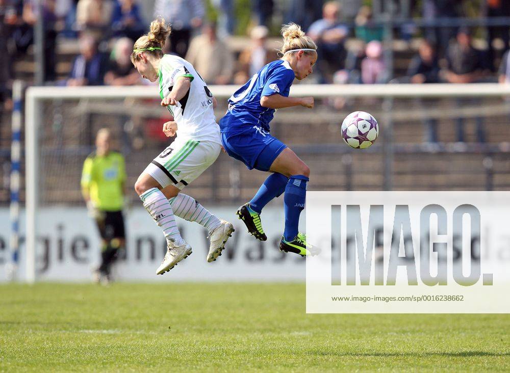 Fussball, Frauen Champions-League, 1. FFC Turbine Potsdam - VfL Wolfsburg, v.li.: Anna Blässe (VfL Wolfsburg), Julia Simic (1. FFC Turbine Potsdam), im Zweikampf, Duell, duel, tackle, Aktion, Action