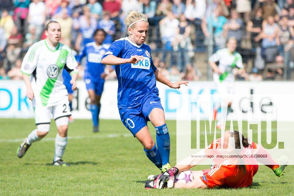 Fussball, Frauen Champions-League, 1. FFC Turbine Potsdam - VfL Wolfsburg, v.li.: Julia Simic (1.FFC Turbine Potsdam),Almuth Schult (VfL Wolfsburg)
