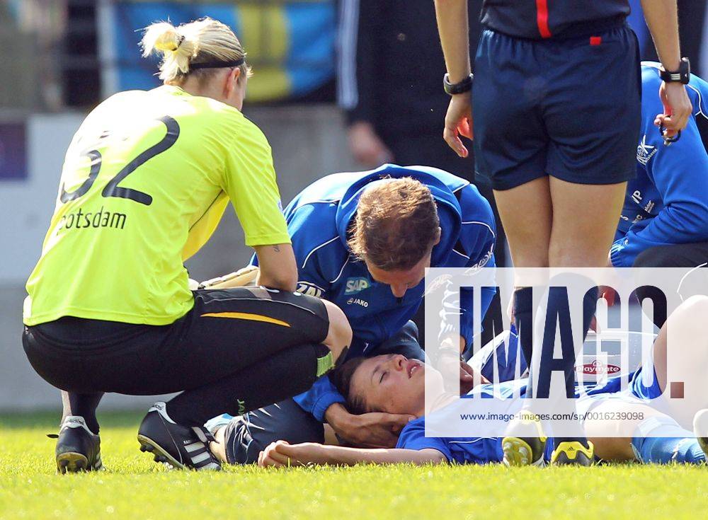 Fussball, Frauen Champions-League, 1. FFC Turbine Potsdam - VfL Wolfsburg, v.li.: Lia Wälti (1. FFC Turbine Potsdam) verletzt, Verletzung, injured, sporting injury, mit Schmerzen nach einem Foul, racked with pain
