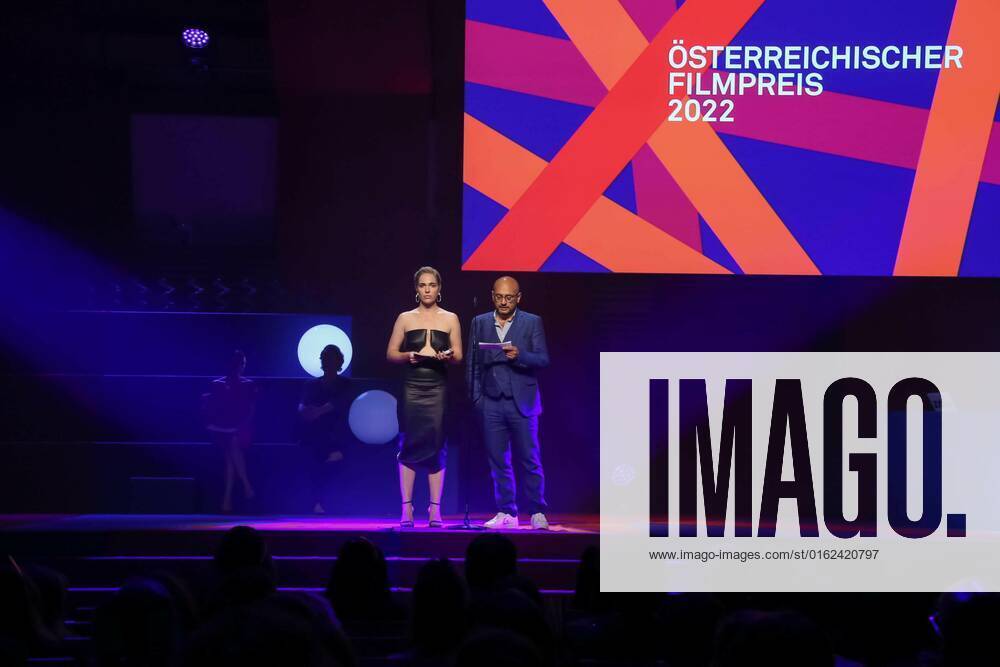Grafenegg NÖ, Österreichischer Filmpreis 2022, Verleihungsgala d. Akademie des Österreichischen Films im Bild: Verena Altenberger, Arash T. Riahi, -a d Bühne, Österreichischer Filmpreis 2022
