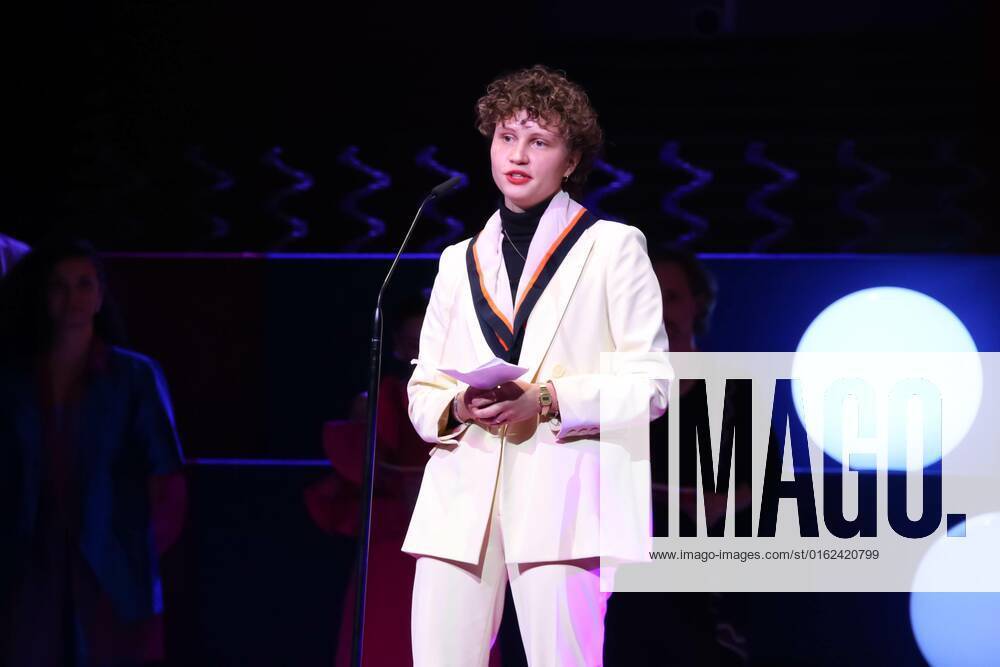 Grafenegg NÖ, Österreichischer Filmpreis 2022, Verleihungsgala d. Akademie des Österreichischen Films im Bild: Luna Jordan, -mit d Award, -a d Bühne, Österreichischer Filmpreis 2022