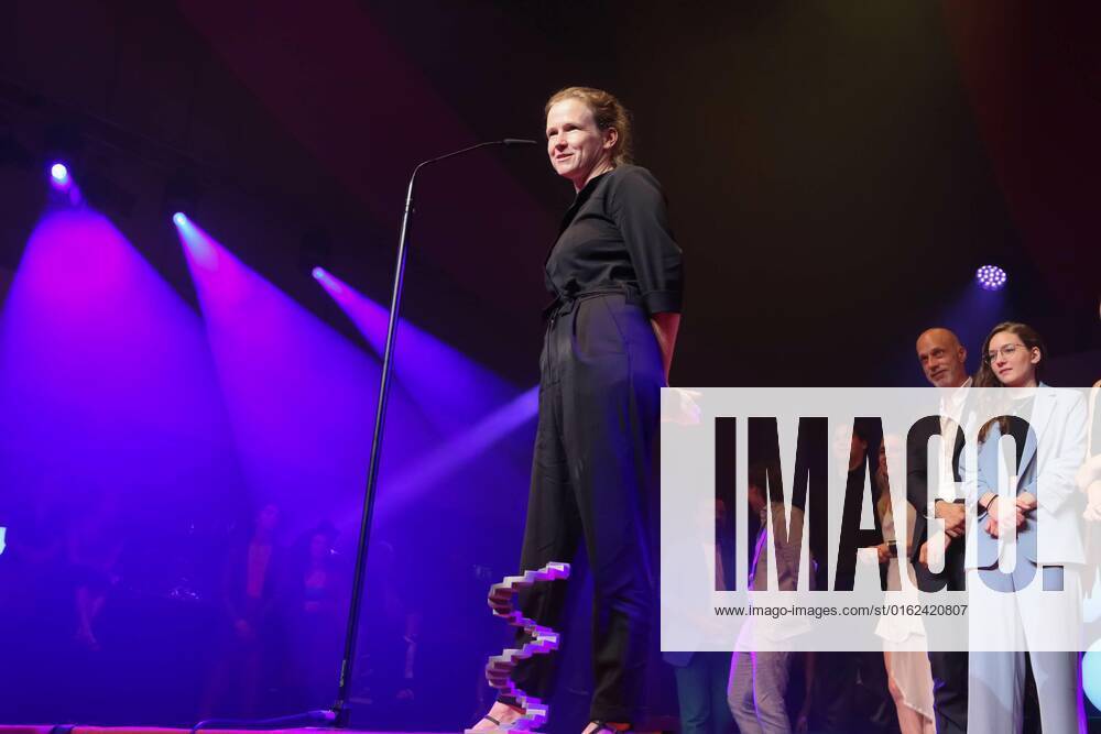 Grafenegg NÖ, Österreichischer Filmpreis 2022, Verleihungsgala d. Akademie des Österreichischen Films im Bild: Sabine Moser, -mit d Award, -a d Bühne, Österreichischer Filmpreis 2022