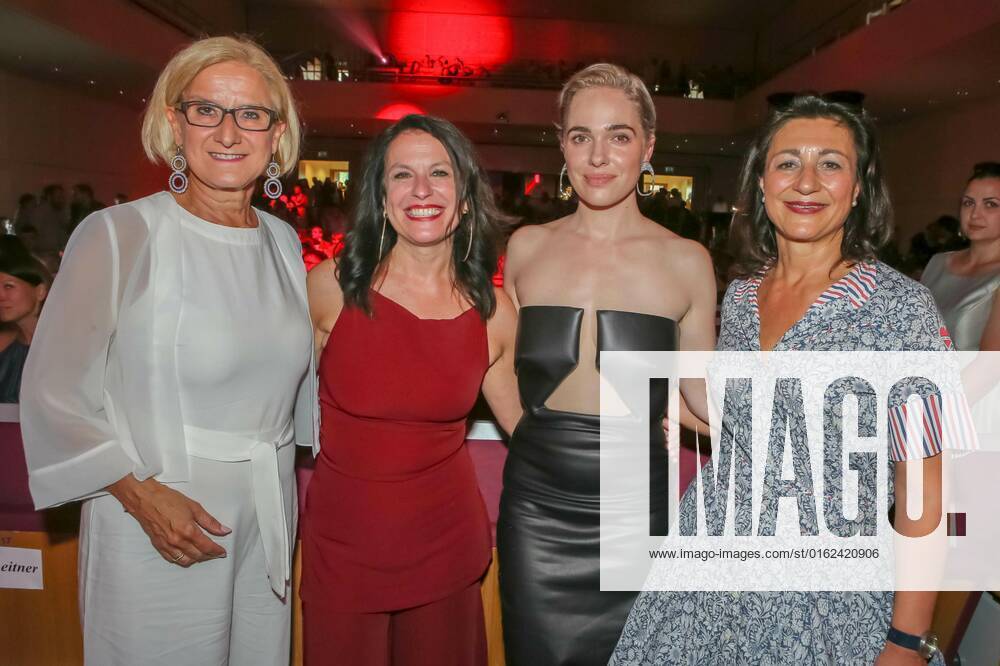 Grafenegg NÖ, Österreichischer Filmpreis 2022, Verleihungsgala d. Akademie des Österreichischen Films im Bild: Landeshauptfrau Johanna Mikl-Leitner, Katharina Albrecht-Stadler, Verena Altenberger, StR Veronica Kaup-Hasler, Österreichischer Filmpreis 2022