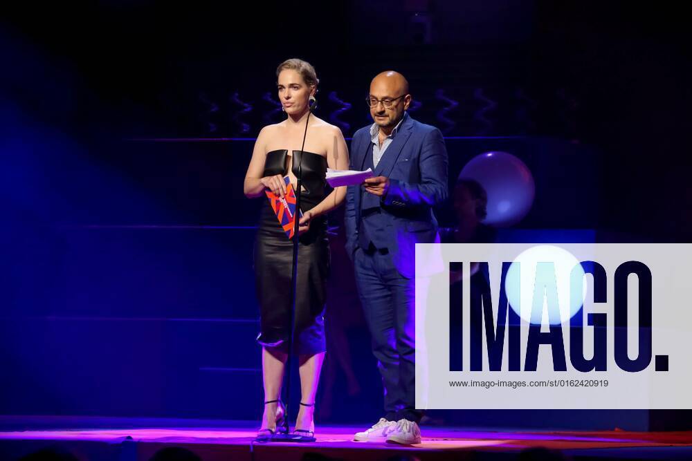 Grafenegg NÖ, Österreichischer Filmpreis 2022, Verleihungsgala d. Akademie des Österreichischen Films im Bild: Verena Altenberger, Arash T. Riahi, -a d Bühne, Österreichischer Filmpreis 2022