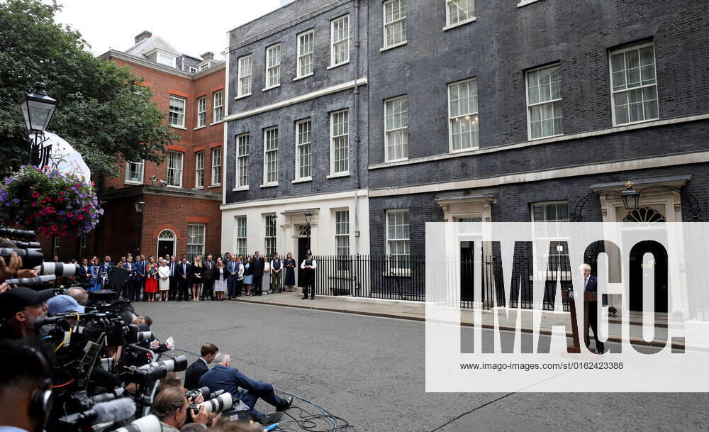 (220707) -- LONDON, July 7, 2022 -- British Prime Minister Boris Johnson makes a statement in front of 10 Downing Street in London, Britain, July 7, 2022. Boris Johnson resigned as British prime minister and the leader of the Conservative Party in a statement to the country on Thursday. He said he will continue to serve as prime minister until a new Tory leader is chosen. ) BRITAIN-PM-BORIS JOHNSON-RESIGN LixYing