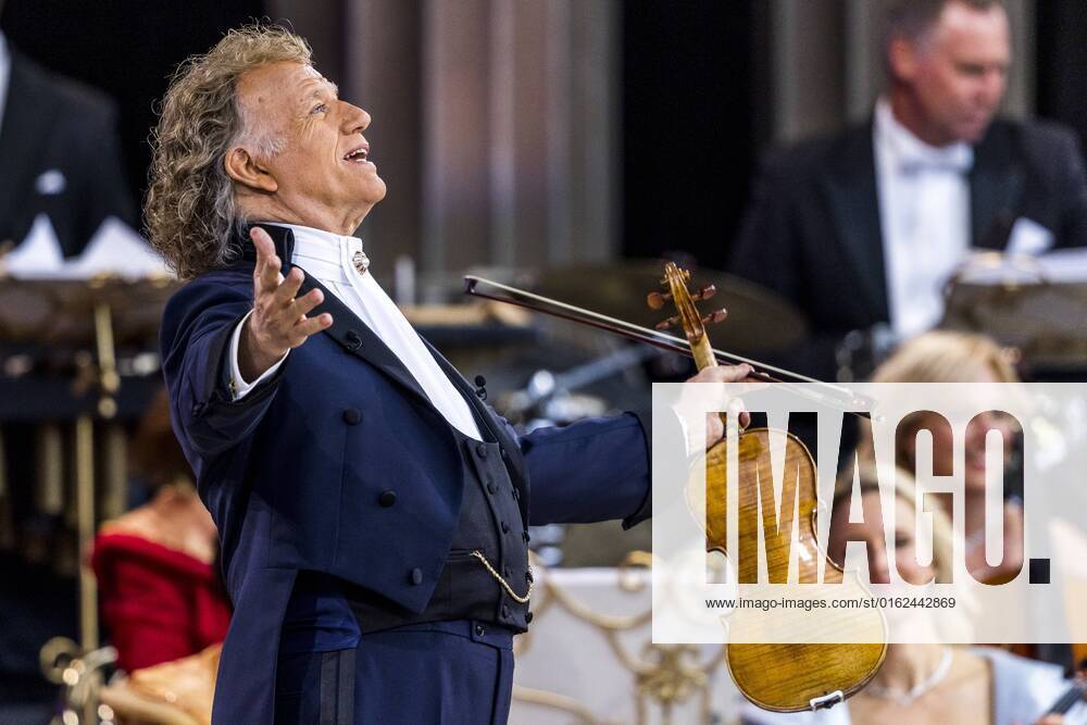 2022-07-07 21:09:05 MAASTRICHT - Violinist Andre Rieu during a concert at the Vrijthof. It is the start of a whole series of concerts on the Maastricht square. ANP KIPPA MARCEL VAN HOORN netherlands out - belgium out