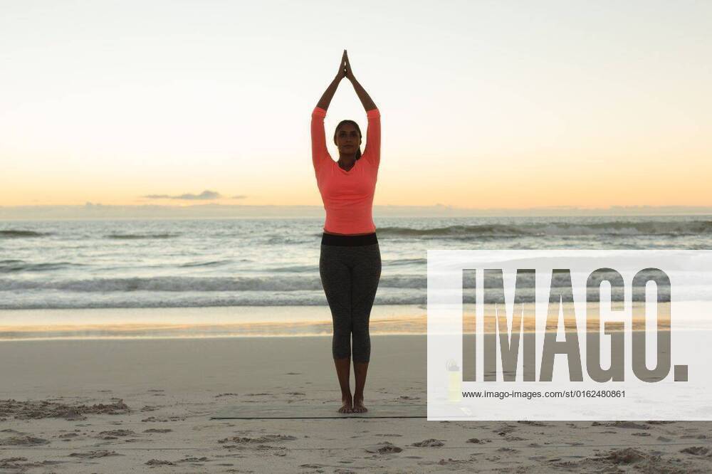 IMAGO Creative: Neue Aussichten Mixed race woman on beach practicing yoga during sunset Mixed race woman on beach practicing yoga during sunset. healthy outdoor leisure time by the sea., model released, , property released, Cape Town, South Africa, 23.02.2021, 1423262.jpg, people,mixed race,woman,beach,practicing,yoga,sunset,healthy,outdoor,leisure time,sea,ocean,coast,water,summer,vacation,landscape,nature,sand,travel,sky,sun,tropical,tourism,beautiful,sunrise,lifestyle,view,island,shore,sport,mixed,race,leisure,time Young Adult,Woman,Female,Indian