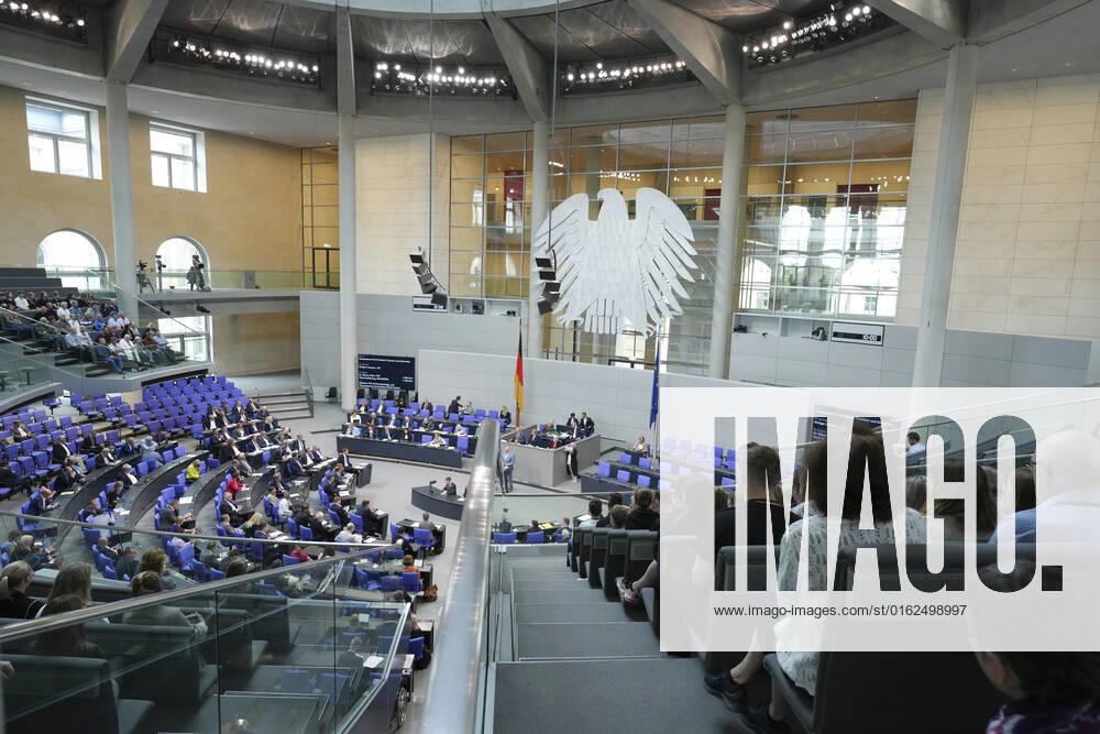 Deutscher Bundestag, 48. Plenarsitzung Symbolbild, Symbolfoto des Plenum und Sitzungsaal des Deutschen Bundestag und Parlament bei einer Plenarsitzung im Reichstagsgebaeude Berlin Berlin Berlin Deutschland