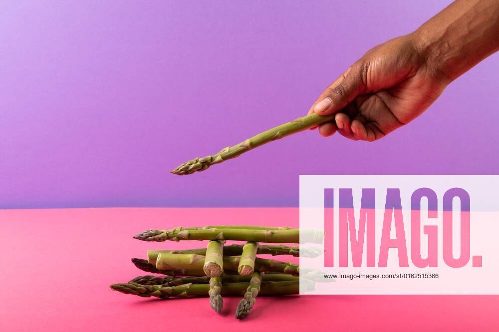 IMAGO Creative: Food, Spargel Cropped hand stacking asparagus on two tone background with copy space Cropped hand stacking asparagus on two tone background with copy space. unaltered, food, healthy eating and organic concept., model released, , property released, Cape Town, South Africa, , 3133219.jpg, people,cropped,hand,stacking,asparagus,tone,background,copy space,unaltered,food,healthy eating,organic,concept,fresh,white,design,healthy,closeup,isolated,illustration,abstract,natural,diet,ingredient,fruit,vegetarian,nutrition,green,delicious,business,color,symbol,graphic,copy,space,eating Mid Adult,Man,Male,Mixed-Race