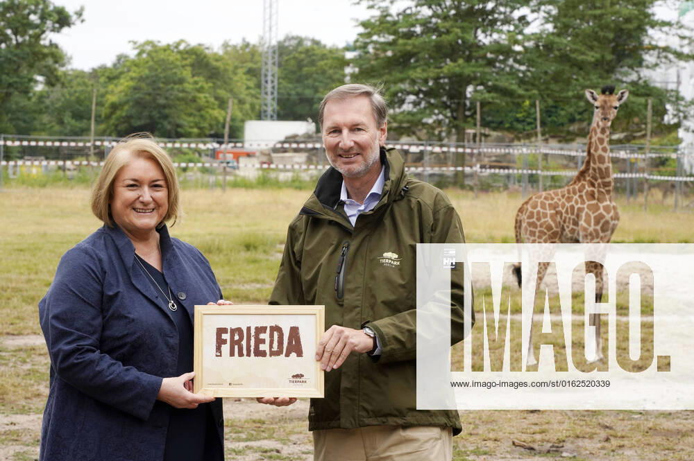Sabine Pentrop und Tierparkdirektor Andreas Knieriem bei der Taufe des jüngsten Giraffennachwuchses auf den Namen Frieda. Die kleine Giraffe kam am 21. Juni 2022 im Tierpark Berlin zur Welt. Berlin