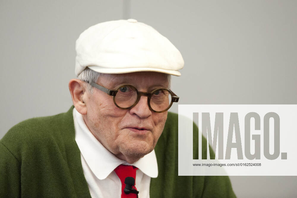 ARCHIVFOTO: David Hockney wird am 8. Juli 2022 85 Jahre alt, David HOCKNEY, GBR, Maler, Autor, Kuenstler, erlaeutert einige seiner Werke, Eroeffnungspressekonferenz der Frankfurter Buchmesse am 18.10.2016 Frankfurter Buchmesse 2016 vom 19.10 - 23.10.2016 in Frankfurt am Main Deutschland. a
