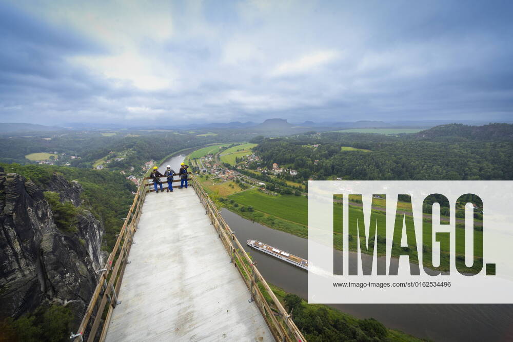 Fototermin neuer Aussichtssteg Bastei Mit der Errichtung des neuen Aussichtssteges wird die berühmte Basteiaussicht als touristisches Aushängeschild Sachsens wiederhergestellt und bleibt auch künftigen Generationen erhalten. Die Arbeiten verlaufen bisher nach Plan. Die Betonagen des Aussichtssteges sind abgeschlossen. Mittlerweile wurde der Steg ausgeschalt und die Form ist nun erkennbar. Die Maßnahme war notwendig geworden, weil das Felsmassiv durch natürliche Erosion die notwendige Tragfähigkeit und Sicherheit für die jährlich 1,4 Millionen Besucher nicht mehr gewährleisten konnte. Lohmen Sachsen GERMANY