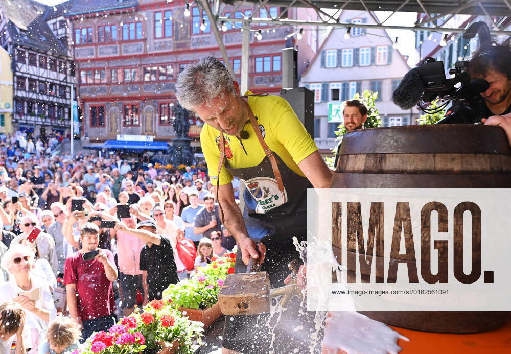 KW27 Tuebingen 08.07.2022 Oberbuergermeister Boris Palmer (Die Gruenen) in einer Bierschuertze und im Raddress beim Fassanstich zur Eroeffnung des Stadtfest 2022 auf dem Marktplatz