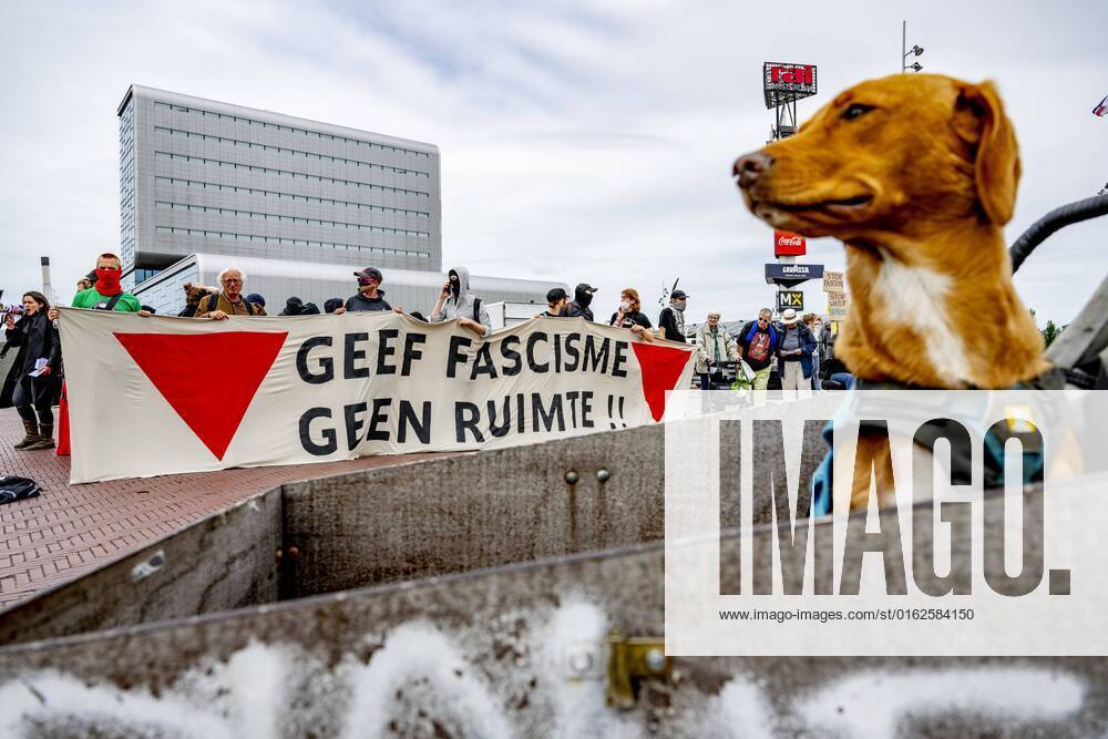 2022-07-10 13:14:06 AMSTERDAM - Protesters demonstrate in advance a symposium of Forum for Democracy about the war in Ukraine. The party has invited various speakers from home and abroad for the conference. ANP ROBIN UTRECHT netherlands out - belgium out