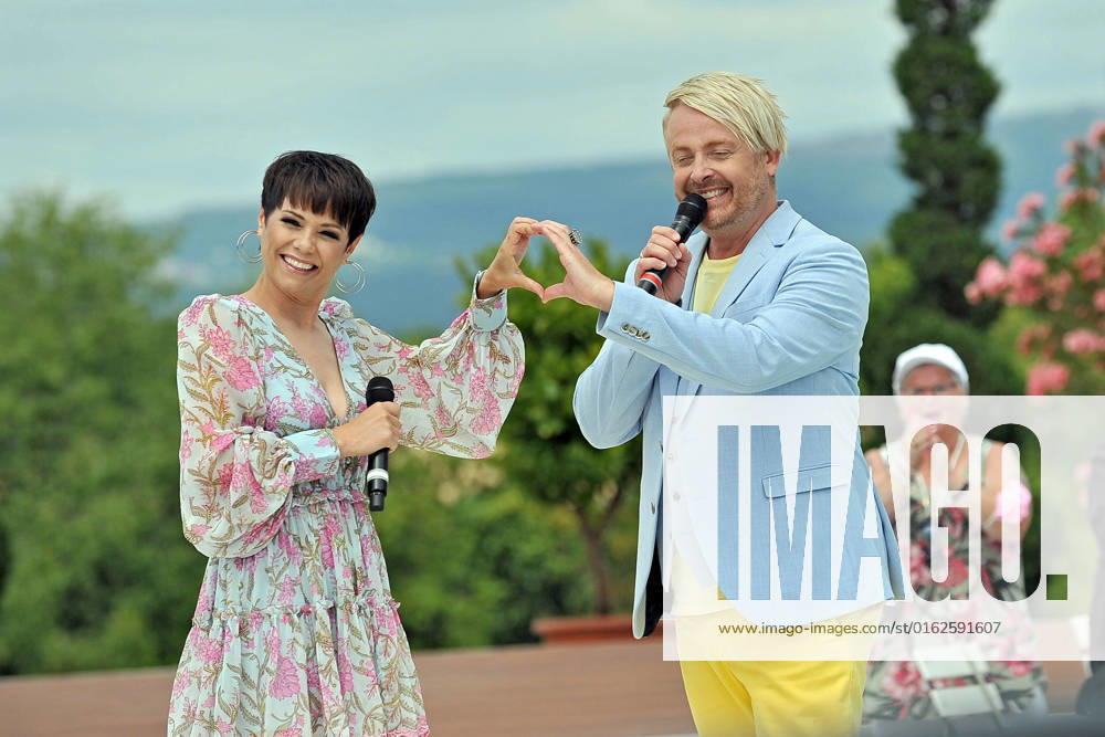 Bilder des Jahres 2022, Entertainment 07 Juli Entertainment Themen der Woche KW27 ZDF - Fernsehgarten. Entertainer Ross Antony und Sängerin Francine Jordi während der ZDF - Unterhaltungsshow Fernsehgarten am 10.07.2022 in Mainz. 20220710MWI25244