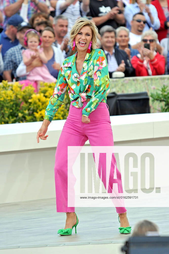 ZDF - Fernsehgarten. Sängerin Anna Maria Zimmermann während der ZDF - Unterhaltungsshow Fernsehgarten am 10.07.2022 in Mainz. 20220710MWI24782