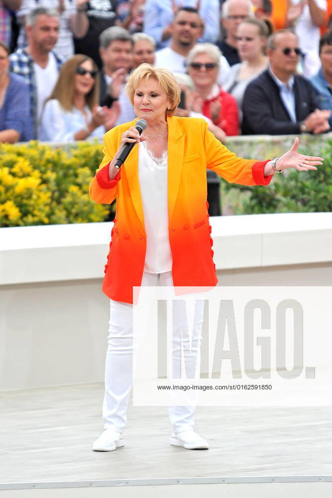 ZDF - Fernsehgarten. Sängerin Peggy March während der ZDF - Unterhaltungsshow Fernsehgarten am 10.07.2022 in Mainz. 20220710MWI25465