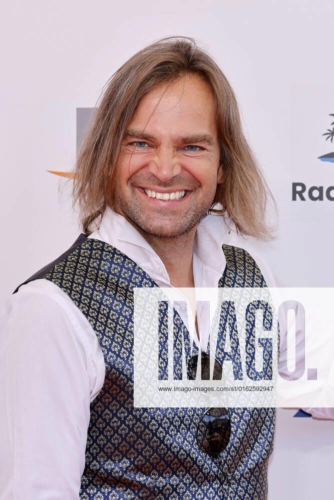 Sänger Tim Wilhelm von der Band Münchener Freiheit bei der Gala der Goldenen Sonne 40 Jahre deutsches Privatfernsehen im im GOP Variete Theater. Essen, 02.07.2022 NRW Deutschland