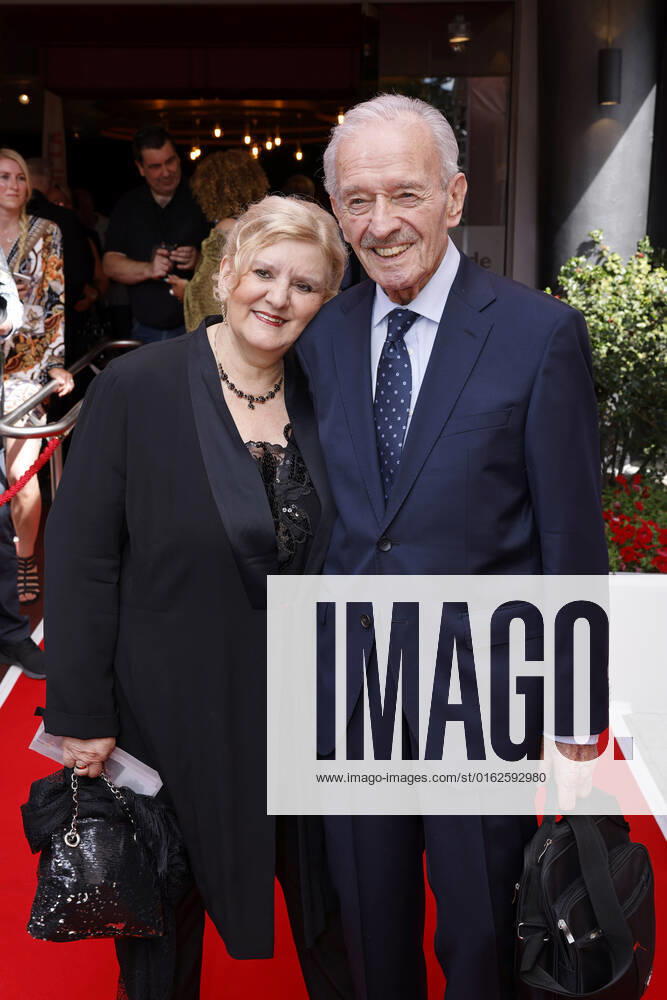 Schauspieler Horst Naumann mit Ehefrau Martina Linn bei der Gala der Goldenen Sonne 40 Jahre deutsches Privatfernsehen im im GOP Variete Theater. Essen, 02.07.2022 NRW Deutschland
