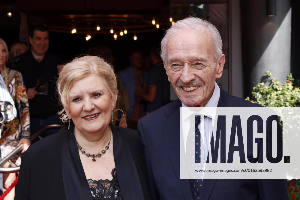 Schauspieler Horst Naumann mit Ehefrau Martina Linn bei der Gala der Goldenen Sonne 40 Jahre deutsches Privatfernsehen im im GOP Variete Theater. Essen, 02.07.2022 NRW Deutschland