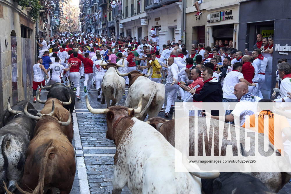 Spanien, Stier-Hatz in Pamplona July 10, 2022, Pamplona, Spain: Crowd of young men run ahead of the bulls from the livestock of La Palmosilla, in the fourth running of the bulls of the San Fermin 2022 festivities, in Pamplona. Pamplona Spain - ZUMAs197 20220710_zaa_s197_248
