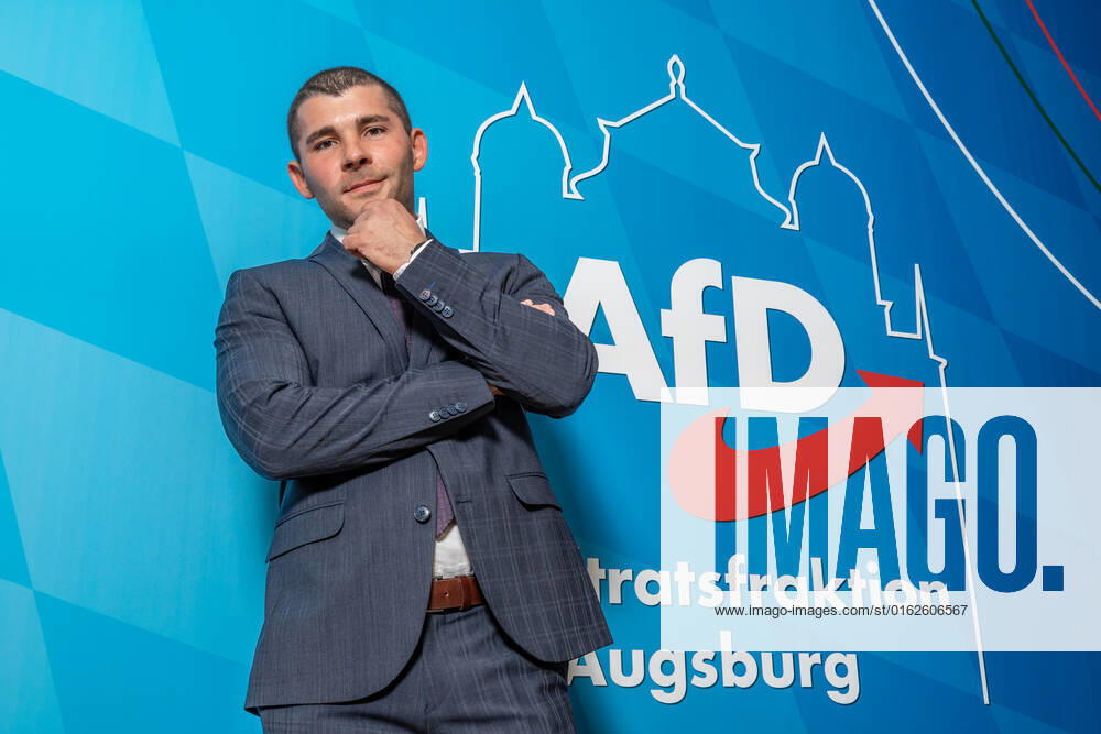 AfD Alternative für Deutschland Politiker Raimond Scheirich, stellvertretender Vorsitzender des Kreisverbandes Augsburg Stadt, vor einem Plakat mit der Aufschrift: AfD Stadtratsfraktion Augsburg