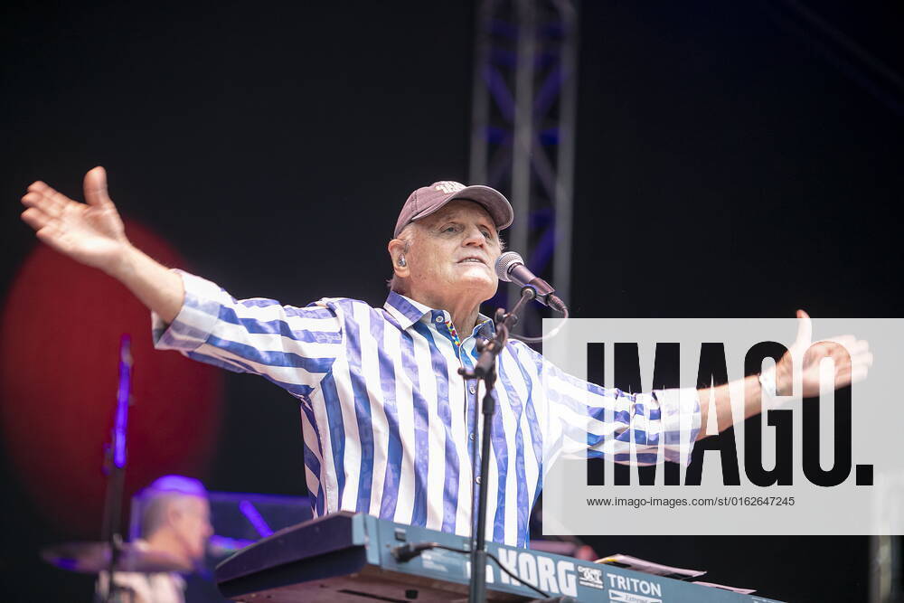 The Beach Boys - Sixty Years of the Sound of Summer mit Bruce Johnston (Keyboards ab 1965, geb. 27. Juni 1942 in Chicago, Illinois, als Billy Baldwin) live während eines Open Air Auftrittes in der Freilichtbühne Junge Garde Dresden.