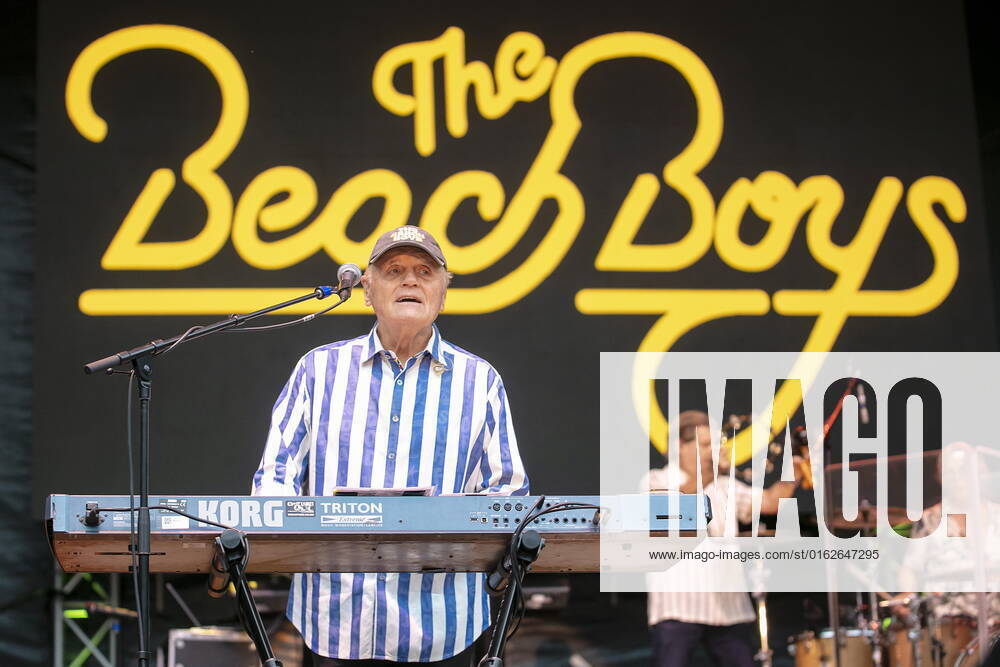 The Beach Boys - Sixty Years of the Sound of Summer mit Bruce Johnston (Keyboards ab 1965, geb. 27. Juni 1942 in Chicago, Illinois, als Billy Baldwin) live während eines Open Air Auftrittes in der Freilichtbühne Junge Garde Dresden.