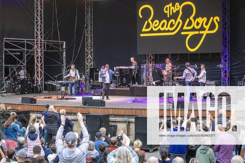 The Beach Boys - Sixty Years of the Sound of Summer mit dem letzten verbliebenen Gründungsmitglied Mike Love (geb. 15. März 1941 in Los Angeles, Kalifornien als Michael Edward Love) live während eines Open Air Auftrittes in der Freilichtbühne Junge Garde Dresden.