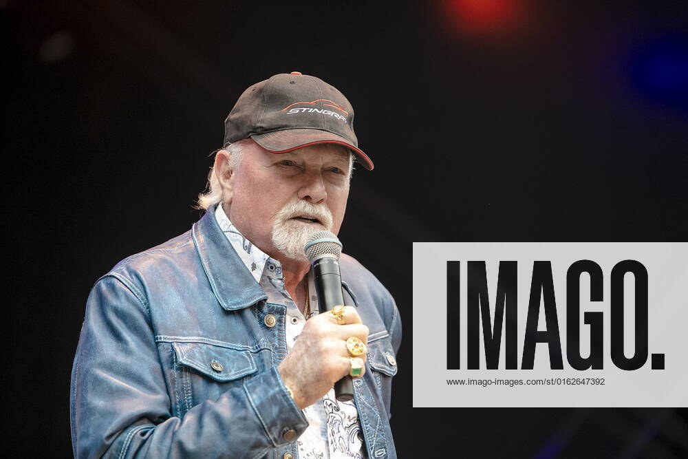 The Beach Boys - Sixty Years of the Sound of Summer mit dem letzten verbliebenen Gründungsmitglied Mike Love (Leadgesang, geb. 15. März 1941 in Los Angeles, Kalifornien als Michael Edward Love) live während eines Open Air Auftrittes in der Freilichtbühne Junge Garde Dresden.