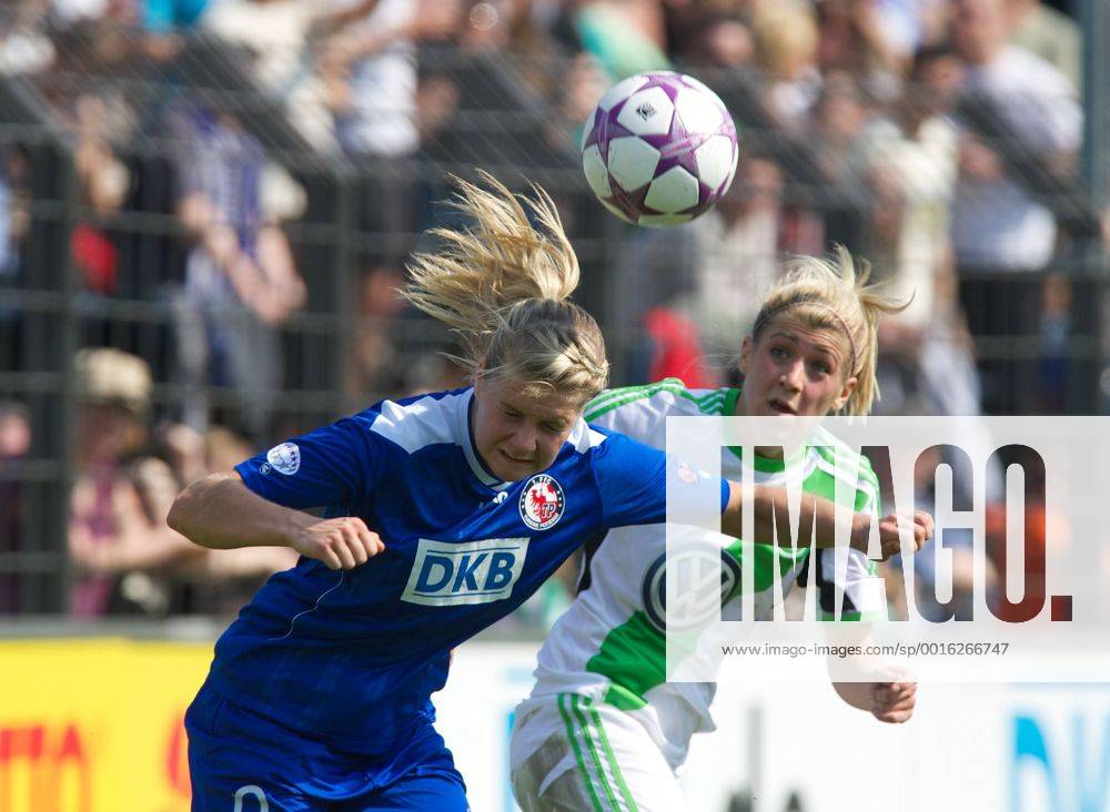 Fussball Potsdam 19.04.2014 Champions League der Frauen Damen Saison 2013 2014 Halbfinale, Hinspiel Turbine Potsdam - VFL Wolfsburg 0:0 Ada Hegerberg (Turbine, No.09) Luisa Wensing (Wolfsburg, No.02)