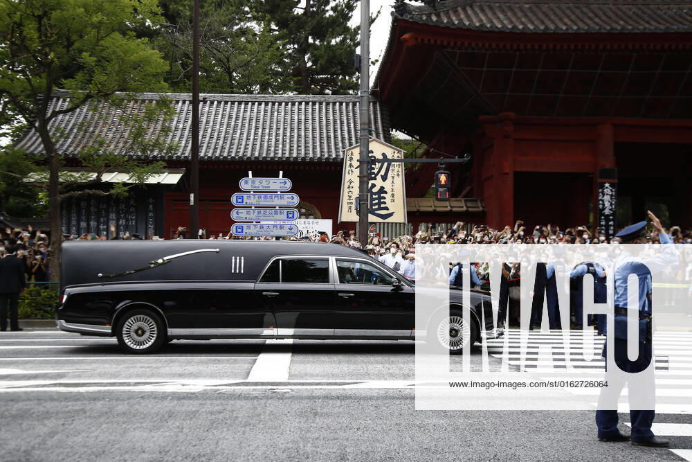 Japan, Trauer um Shinzo Abe July 12, 2022, Tokyo, Japan: A hearse carrying the body of former Prime Minister Shinzo Abe leaves the Zojoji temple in Tokyo. Tokyo Japan - ZUMAm191 20220712_zap_m191_004