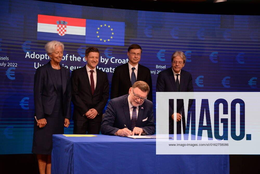 Brüssel, Beitritt von Kroatien zur EURO-Zone - Unterzeichung der Dokumente Czech Finance Minister Zbynek Stanjura signs documents enabling the introduction of the euro in Croatia, on 12 July, 2022 in Brussels, Belgium, within Czech EU presidency. L-R European Central Bank Chief Christine Lagarde, Finance Minister of Croatia Zdravko Maric, European Commission Vice-President Valdis Dombrovskis and European Commissioner Paolo Gentiloni look at the signature. (CTKxPhoto PetrxKupec) CTKPhotoP2022071204211 kpc