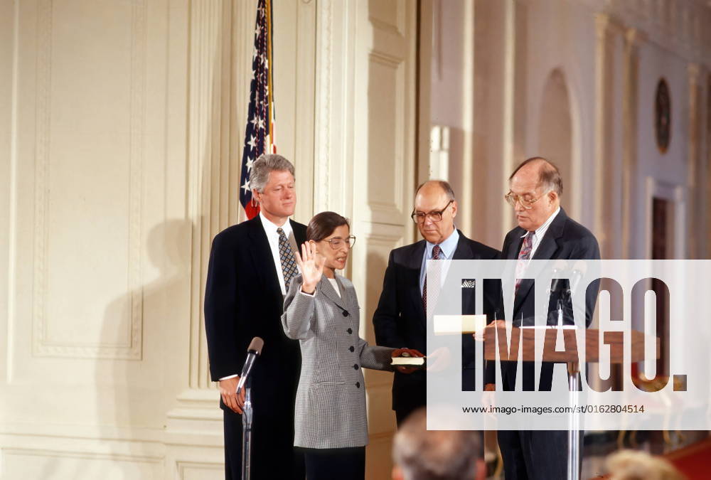 IMAGO ICONS: Ruth Bader Ginsburg Berühmte Feministinnen, Ruth Bader Ginsburg August 10, 1993, Washington, District of Columbia, US: Ruth Bader Ginsburg is Sworn in as Associate Justice of the Supreme Court of the United States. President William Clinton stands behind her as her husband Martin holds the bible as Chief Justice William H. Rehnquist Administers the Oath of Office. Washington US - ZUMAr142 19930810_zap_r142_025