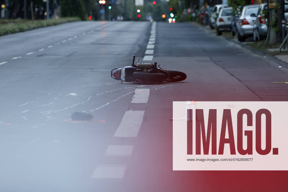 Am Mittwochabend verlor ein junger Fahranfänger auf der Aachener Straße Höhe Stadtwaldgürtel die Kontrolle über sein Motorrad. Schwer verletzt wurde er in eine Klinik eingeliefert. Nach Zeugenaussagen soll er bei erhöhter Geschwindigkeit über einige Bodenwellen gefahren und dabei die Kontrolle verloren haben. Polizei und Feuerwehr sicherten die Unfallstelle. (Themenbild, Symbolbild) Köln, 13.07.2022 NRW Deutschland