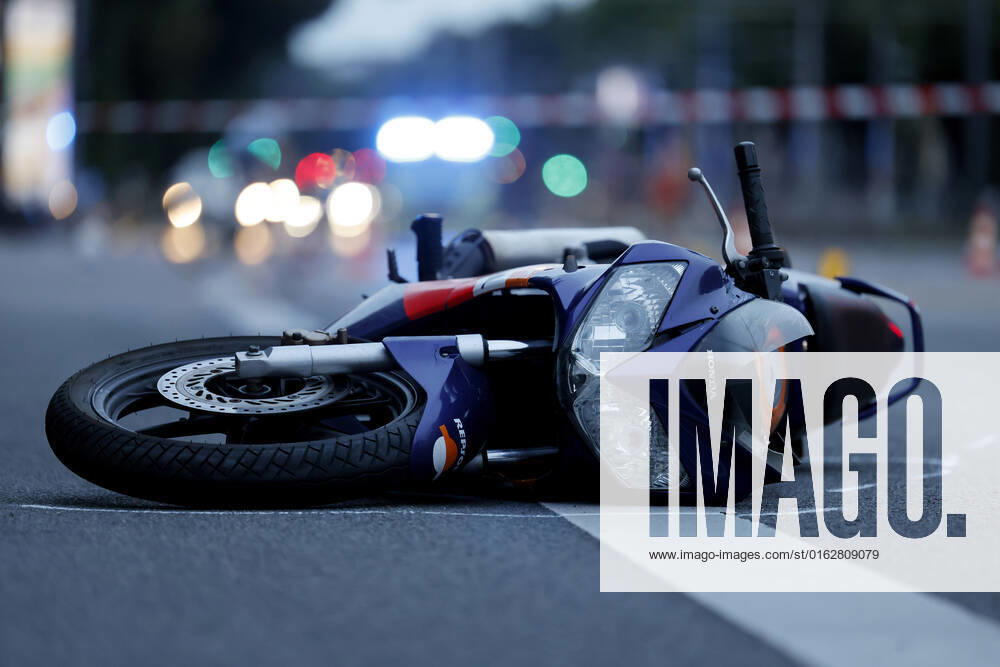 Am Mittwochabend verlor ein junger Fahranfänger auf der Aachener Straße Höhe Stadtwaldgürtel die Kontrolle über sein Motorrad. Schwer verletzt wurde er in eine Klinik eingeliefert. Nach Zeugenaussagen soll er bei erhöhter Geschwindigkeit über einige Bodenwellen gefahren und dabei die Kontrolle verloren haben. Polizei und Feuerwehr sicherten die Unfallstelle. (Themenbild, Symbolbild) Köln, 13.07.2022 NRW Deutschland