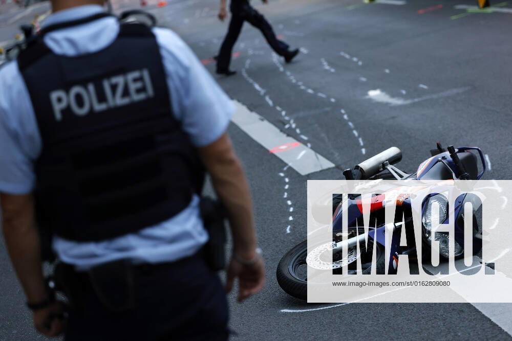 Am Mittwochabend verlor ein junger Fahranfänger auf der Aachener Straße Höhe Stadtwaldgürtel die Kontrolle über sein Motorrad. Schwer verletzt wurde er in eine Klinik eingeliefert. Nach Zeugenaussagen soll er bei erhöhter Geschwindigkeit über einige Bodenwellen gefahren und dabei die Kontrolle verloren haben. Polizei und Feuerwehr sicherten die Unfallstelle. (Themenbild, Symbolbild) Köln, 13.07.2022 NRW Deutschland