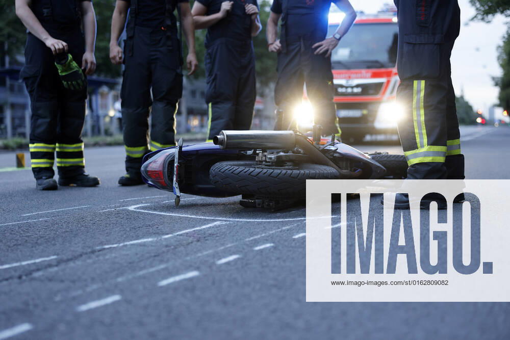Am Mittwochabend verlor ein junger Fahranfänger auf der Aachener Straße Höhe Stadtwaldgürtel die Kontrolle über sein Motorrad. Schwer verletzt wurde er in eine Klinik eingeliefert. Nach Zeugenaussagen soll er bei erhöhter Geschwindigkeit über einige Bodenwellen gefahren und dabei die Kontrolle verloren haben. Polizei und Feuerwehr sicherten die Unfallstelle. (Themenbild, Symbolbild) Köln, 13.07.2022 NRW Deutschland