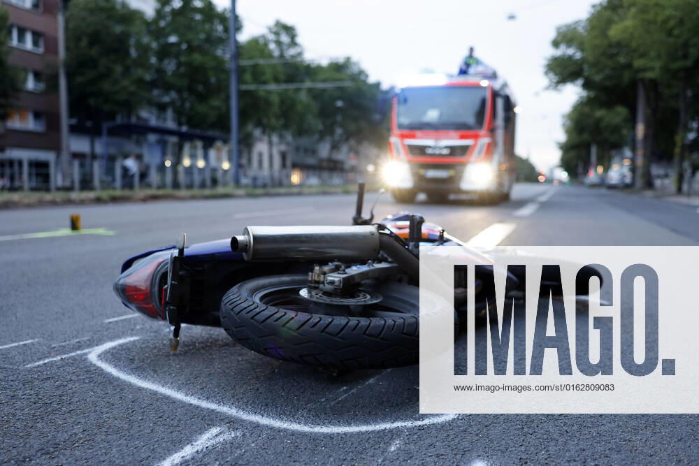 Am Mittwochabend verlor ein junger Fahranfänger auf der Aachener Straße Höhe Stadtwaldgürtel die Kontrolle über sein Motorrad. Schwer verletzt wurde er in eine Klinik eingeliefert. Nach Zeugenaussagen soll er bei erhöhter Geschwindigkeit über einige Bodenwellen gefahren und dabei die Kontrolle verloren haben. Polizei und Feuerwehr sicherten die Unfallstelle. (Themenbild, Symbolbild) Köln, 13.07.2022 NRW Deutschland