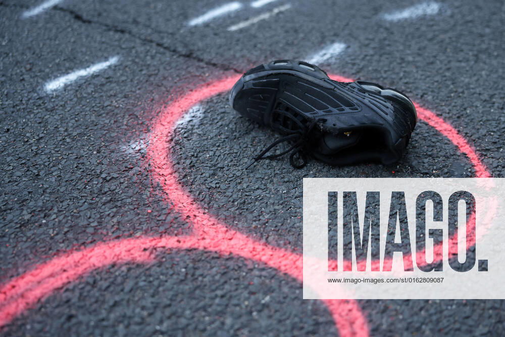 Am Mittwochabend verlor ein junger Fahranfänger auf der Aachener Straße Höhe Stadtwaldgürtel die Kontrolle über sein Motorrad. Schwer verletzt wurde er in eine Klinik eingeliefert. Nach Zeugenaussagen soll er bei erhöhter Geschwindigkeit über einige Bodenwellen gefahren und dabei die Kontrolle verloren haben. Polizei und Feuerwehr sicherten die Unfallstelle. (Themenbild, Symbolbild) Köln, 13.07.2022 NRW Deutschland