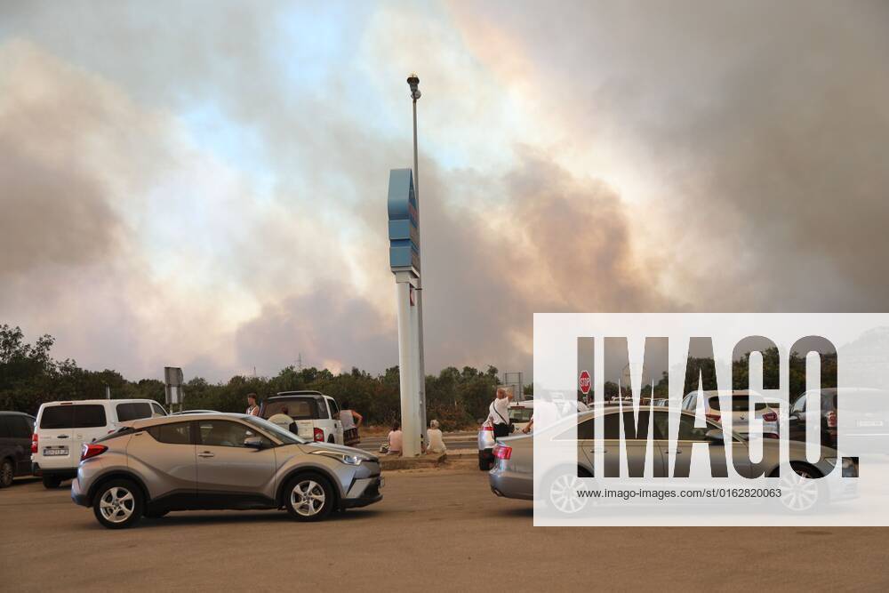 (220713) -- ZATON (CROATIA), July 13, 2022 -- People park their vehicles on the roadside as heavy smoke rises in the background in Zaton, Croatia, on July 13, 2022. ( via Xinhua) CROATIA-ZATON-FIRE DuskoxJaramaz PIXSELL