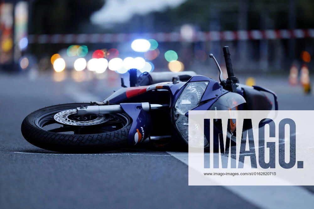 Am Mittwochabend verlor ein junger Fahranfänger auf der Aachener Straße Höhe Stadtwaldgürtel die Kontrolle über sein Motorrad. Schwer verletzt wurde er in eine Klinik eingeliefert. Nach Zeugenaussagen soll er bei erhöhter Geschwindigkeit über einige Bodenwellen gefahren und dabei die Kontrolle verloren haben. Polizei und Feuerwehr sicherten die Unfallstelle. (Themenbild, Symbolbild) Köln, 13.07.2022 NRW Deutschland