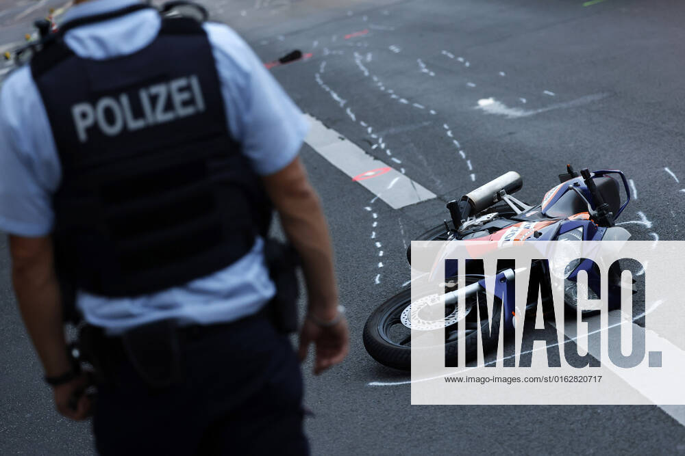 Am Mittwochabend verlor ein junger Fahranfänger auf der Aachener Straße Höhe Stadtwaldgürtel die Kontrolle über sein Motorrad. Schwer verletzt wurde er in eine Klinik eingeliefert. Nach Zeugenaussagen soll er bei erhöhter Geschwindigkeit über einige Bodenwellen gefahren und dabei die Kontrolle verloren haben. Polizei und Feuerwehr sicherten die Unfallstelle. (Themenbild, Symbolbild) Köln, 13.07.2022 NRW Deutschland